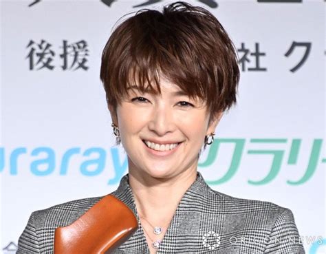 49歳・吉瀬美智子、“絶対領域”あらわな超ミニ×ニーハイコーデ。